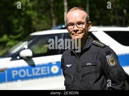 Griesen, Deutschland. 14.. Juni 2022. Der Einsatzleiter der Bundespolizeidirektion 11, Polizeidirektor Markus Ulfig, schaut in die Kamera am Grenzkontrollpunkt der Bundespolizei auf der B 23 in Griesen. Der Gipfel G7 ist für den 26. Und 28. Juni 2022 auf Schloss Elmau geplant. Quelle: Angelika Warmuth/dpa/Alamy Live News Stockfoto
