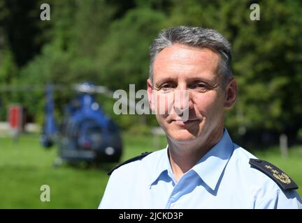 Griesen, Deutschland. 14.. Juni 2022. Der Chef des Bundespolizeihauptquartiers in München, Präsident Karl-Heinz Blümel, schaut in die Kamera am Grenzkontrollpunkt der Bundespolizei auf der B 23 in Griesen. Der Gipfel G7 ist für den 26. Und 28. Juni 2022 auf Schloss Elmau geplant. Quelle: Angelika Warmuth/dpa/Alamy Live News Stockfoto