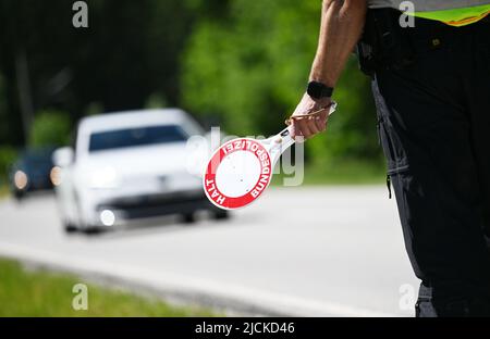 Griesen, Deutschland. 14.. Juni 2022. Ein Bundespolizist kontrolliert den Verkehr an der Grenze auf der B 23 in Griesen. Der Gipfel G7 ist für den 26. Und 28. Juni 2022 auf Schloss Elmau geplant. Quelle: Angelika Warmuth/dpa/Alamy Live News Stockfoto