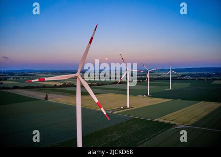 Windturbinen in der Nähe des Dorfes Lützerath am 13. Juni 2022 in Lützerath, Deutschland. Lützerath ist ein Weiler der Stadt Erkelenz in Nordrhein-Westfalen. Der Energieversorgungskonzern RWE plant, Lützerath vollständig abzureißen, um den Tagebau Garzweiler zu erweitern und das Gebiet für den Abbau von Braunkohle zu öffnen. © Peter Schatz / Alamy Live News Stockfoto