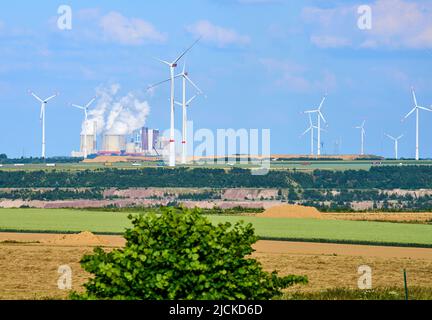 Windturbinen in der Nähe des Dorfes Lützerath am 13. Juni 2022 in Lützerath, Deutschland. Lützerath ist ein Weiler der Stadt Erkelenz in Nordrhein-Westfalen. Der Energieversorgungskonzern RWE plant, Lützerath vollständig abzureißen, um den Tagebau Garzweiler zu erweitern und das Gebiet für den Abbau von Braunkohle zu öffnen. © Peter Schatz / Alamy Live News Stockfoto