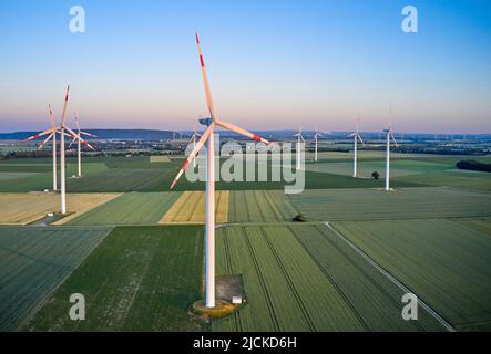 Windturbinen in der Nähe des Dorfes Lützerath am 13. Juni 2022 in Lützerath, Deutschland. Lützerath ist ein Weiler der Stadt Erkelenz in Nordrhein-Westfalen. Der Energieversorgungskonzern RWE plant, Lützerath vollständig abzureißen, um den Tagebau Garzweiler zu erweitern und das Gebiet für den Abbau von Braunkohle zu öffnen. © Peter Schatz / Alamy Live News Stockfoto