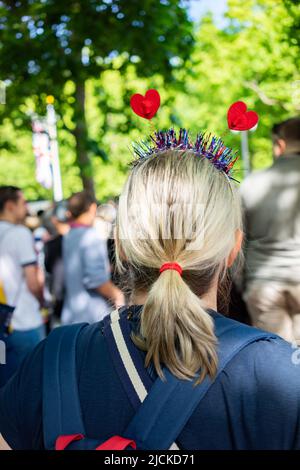 Frau in der Mall in London, England. Das Platin-Jubiläum von Königin Elizabeth II. Wird 2022 gefeiert Stockfoto
