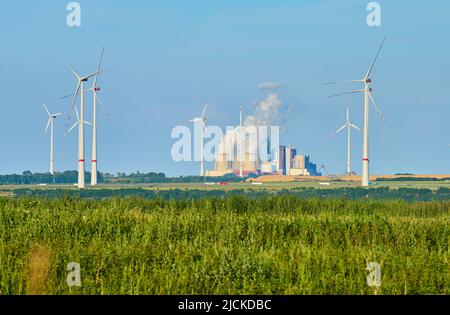 Windturbinen in der Nähe des Dorfes Lützerath am 13. Juni 2022 in Lützerath, Deutschland. Lützerath ist ein Weiler der Stadt Erkelenz in Nordrhein-Westfalen. Der Energieversorgungskonzern RWE plant, Lützerath vollständig abzureißen, um den Tagebau Garzweiler zu erweitern und das Gebiet für den Abbau von Braunkohle zu öffnen. © Peter Schatz / Alamy Live News Stockfoto