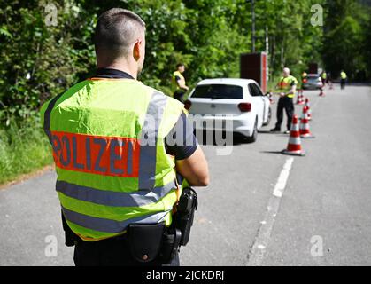 Griesen, Deutschland. 14.. Juni 2022. Bundespolizisten kontrollieren den Verkehr an der Grenze zur B 23 in Griesen. Der Gipfel G7 ist für den 26. Und 28. Juni 2022 auf Schloss Elmau geplant. Quelle: Angelika Warmuth/dpa - ACHTUNG: Nummernschild(e) aus rechtlichen Gründen pixelig/dpa/Alamy Live News Stockfoto