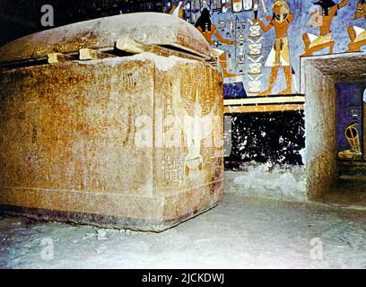 Luxor Ägypten Tal der Könige Rameses I Sarkophag aus rotem Quarzit in Grab mit Szenen aus dem Buch der Toten geschmückt Stockfoto