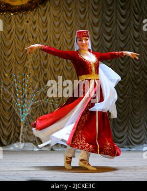 Krimtatar-Tänzerin in einem einheimischen Kleid, die auf der Bühne einen einheimischen Tanz aufführt. Wir Feiern Nowruz. 24. Dezember 2017. Kiew, Ukraine Stockfoto