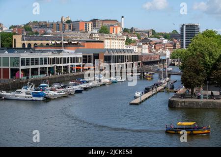 Der Hafen von Bristol, bekannt als schwimmender Hafen, ist von oben gesehen, mit Bars, Restaurants und Booten, die im Sommersonnenschein vor Anker liegen Stockfoto