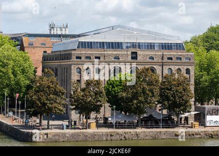 Die Arnolfini Kunstgalerie im Zentrum von Bristol am Hafen an einem sonnigen Sommertag Stockfoto