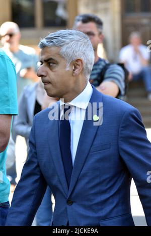 London, Großbritannien. 14.. Juni 2022. Der Bürgermeister von London, Sadiq Khan, kommt in der Westminster Abbey an. Ankünfte für das Feuer im Grenfell Tower 5 Jahre Gedenkfeier in Westminster Abbey. Kredit: JOHNNY ARMSTEAD/Alamy Live Nachrichten Stockfoto