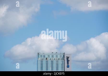 Das Radisson Blu Hotel vor dem Sommerhimmel in Bristol Stockfoto