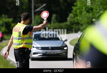 Griesen, Deutschland. 14.. Juni 2022. Bundespolizisten kontrollieren den Verkehr an der Grenze zur B 23 in Griesen. Der Gipfel G7 ist für den 26. Und 28. Juni 2022 auf Schloss Elmau geplant. Quelle: Angelika Warmuth/dpa - ACHTUNG: Nummernschild(e) aus rechtlichen Gründen pixelig/dpa/Alamy Live News Stockfoto