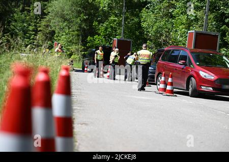 Griesen, Deutschland. 14.. Juni 2022. Bundespolizisten kontrollieren den Verkehr an der Grenze zur B 23 in Griesen. Der Gipfel G7 ist für den 26. Und 28. Juni 2022 auf Schloss Elmau geplant. Quelle: Angelika Warmuth/dpa - ACHTUNG: Nummernschild(e) aus rechtlichen Gründen pixelig/dpa/Alamy Live News Stockfoto