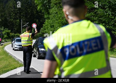 Griesen, Deutschland. 14.. Juni 2022. Bundespolizisten kontrollieren den Verkehr an der Grenze zur B 23 in Griesen. Der Gipfel G7 ist für den 26. Und 28. Juni 2022 auf Schloss Elmau geplant. Quelle: Angelika Warmuth/dpa - ACHTUNG: Nummernschild(e) aus rechtlichen Gründen pixelig/dpa/Alamy Live News Stockfoto