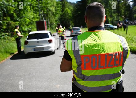 Griesen, Deutschland. 14.. Juni 2022. Bundespolizisten kontrollieren den Verkehr an der Grenze zur B 23 in Griesen. Der Gipfel G7 ist für den 26. Und 28. Juni 2022 auf Schloss Elmau geplant. Quelle: Angelika Warmuth/dpa - ACHTUNG: Nummernschild(e) aus rechtlichen Gründen pixelig/dpa/Alamy Live News Stockfoto