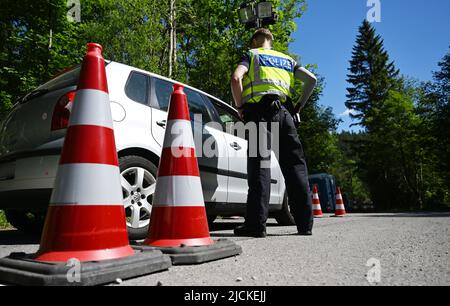 Griesen, Deutschland. 14.. Juni 2022. Bundespolizisten kontrollieren den Verkehr an der Grenze zur B 23 in Griesen. Der Gipfel G7 ist für den 26. Und 28. Juni 2022 auf Schloss Elmau geplant. Quelle: Angelika Warmuth/dpa - ACHTUNG: Nummernschild(e) aus rechtlichen Gründen pixelig/dpa/Alamy Live News Stockfoto