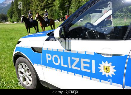 Griesen, Deutschland. 14.. Juni 2022. An der Grenzkontrolle auf der B 23 in Griesen stehen montierte Bundespolizisten neben einem Polizeiwagen. Der Gipfel G7 ist für den 26. Und 28. Juni 2022 auf Schloss Elmau geplant. Quelle: Angelika Warmuth/dpa/Alamy Live News Stockfoto
