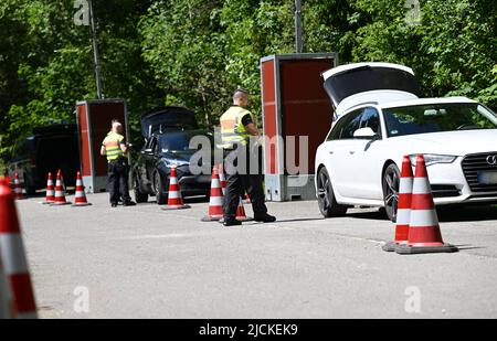 Griesen, Deutschland. 14.. Juni 2022. Bundespolizisten kontrollieren den Verkehr an der Grenze zur B 23 in Griesen. Der Gipfel G7 ist für den 26. Und 28. Juni 2022 auf Schloss Elmau geplant. Quelle: Angelika Warmuth/dpa - ACHTUNG: Kennzeichen(e) wurde(n) aus rechtlichen Gründen verpixelt wurde(wurden) aus rechtlichen Gründen verpixelt/dpa/Alamy Live News Stockfoto