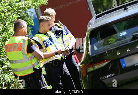 Griesen, Deutschland. 14.. Juni 2022. Bundespolizisten kontrollieren den Verkehr an der Grenze zur B 23 in Griesen. Der Gipfel G7 ist für den 26. Und 28. Juni 2022 auf Schloss Elmau geplant. Quelle: Angelika Warmuth/dpa - ACHTUNG: Nummernschild(e) aus rechtlichen Gründen pixelig/dpa/Alamy Live News Stockfoto