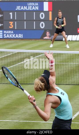 Berlin, Deutschland. 14.. Juni 2022. Tennis: WTA Tour, Runde von 16 Singles, Frauen, Wettkampf, 1. Runden Jeanjean (Frankreich) - Sakkari (Griechenland) im Steffi Graf Stadium. Leolia Jeanjean hat den Service. Quelle: Wolfgang Kumm/dpa/Alamy Live News Stockfoto