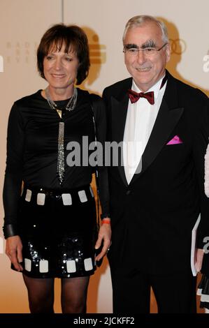 ARCHIVFOTO: Irene EPPLE-WAIGEL wird 65 am 18. Juni 2022 wird Theo WAIGEL (CSU, ehemaliger Bundesfinanzminister) mit seiner Frau Irene EPPLE (ehemalige Skirennfahrerin). ROTER TEPPICH, roter Teppich. Proklamation, Gala Sportler des Jahres 2015 am 20.. Dezember 2015 im Kurhaus Baden Baden. Â Stockfoto