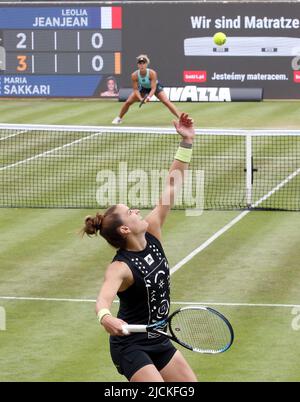 Berlin, Deutschland. 14.. Juni 2022. Tennis: WTA Tour, Runde von 16 Singles, Frauen, Wettkampf, 1. Runden Jeanjean (Frankreich) - Sakkari (Griechenland) im Steffi Graf Stadium. Maria Sakkari bedient den Ball. Quelle: Wolfgang Kumm/dpa/Alamy Live News Stockfoto