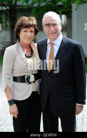München. 13.. Mai 2014. ARCHIVFOTO: Irene EPPLE-WAIGEL wird 65 Jahre alt am 18. Juni 2022 ist Dr. Theo WAIGEL (Ex-Bundesminister der Finanzen) mit seiner Frau Irene EPPLE WAIGEL zusammen. Empfang zum 75.. Geburtstag von Dr. Theo Waigel am 13. Mai 2014 in München. â Credit: dpa/Alamy Live News Stockfoto