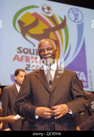 ARCHIVFOTO: Thabo MBEKI feiert seinen 80.. Geburtstag am 17. Juni 2022, Thabo MBEKI (Präsident von Südafrika) vor dem Logo zur WM 2010, Halbfigur, Politiker, Präsentation zur WM 2010 in Südafrika/Afrika am 7.. Juli 2006 im Tempodrom in Berlin ; Fußball-Weltmeisterschaft 2006 FIFA-Weltmeisterschaft 2006, ab 09,06. - 09.07.2006 in Deutschland Stockfoto