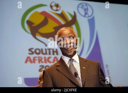 ARCHIVFOTO: Thabo MBEKI feiert seinen 80.. Geburtstag am 17. Juni 2022, Thabo MBEKI (Präsident von Südafrika) vor dem Logo zur WM 2010, Halbportrait, Präsentation zur WM 2010 in Südafrika/Afrika am 7.. Juli 2006 im Tempodrom in Berlin; Fußball-Weltmeisterschaft 2006 FIFA-Weltmeisterschaft 2006, ab 09,06. - 09.07.2006 in Deutschland Stockfoto