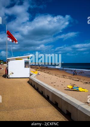 Whitley Bay Beach und Lifeguard Lookout. Whitley Bay ist ein Badeort auf North Tyneside. Whitley Bay, Großbritannien. Stockfoto