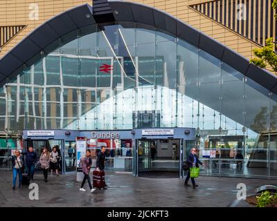 Dundee Railway Station - Dundee Train Station wurde als Teil des Dundee Waterfront Projekts neu entwickelt und 2018 wiedereröffnet. Architekt Nicoll Russell Studios Stockfoto