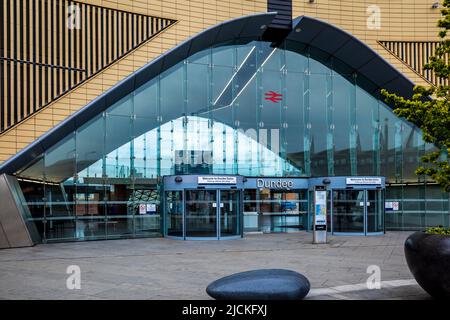 Dundee Railway Station - Dundee Train Station wurde als Teil des Dundee Waterfront Projekts neu entwickelt und 2018 wiedereröffnet. Architekt Nicoll Russell Studios Stockfoto