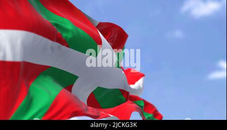 Die Flagge des Baskenlandes winkt an einem klaren Tag im Wind. Das Baskenland ist eine autonome Gemeinschaft in Nordspanien Stockfoto