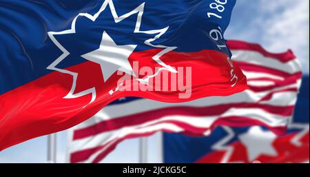 Die Juneteenth-Flagge winkt im Wind mit der amerikanischen Flagge. Die Juneteenth ist ein Bundesfeiertag in den Vereinigten Staaten, an dem die Emanzipation von begangen wird Stockfoto