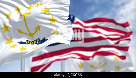 Die Rhode Island Staatsflagge winkt zusammen mit der Nationalflagge der Vereinigten Staaten von Amerika. Im Hintergrund ist der Himmel klar. Rhode Island Stockfoto