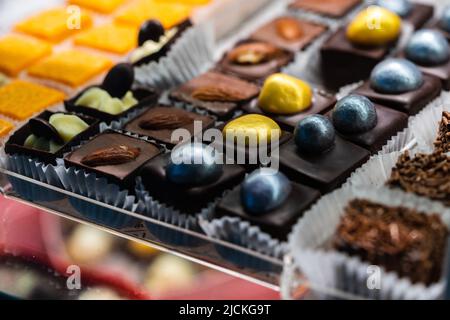 Wunderschönes, köstliches Gebäck auf einer Vitrine in einem Geschäft Stockfoto