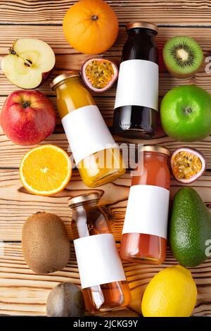 Obst und frisch gepresster Fruchtsaft auf Holztisch Stockfoto