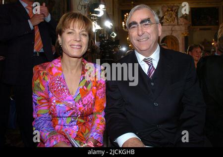 ARCHIVFOTO: Irene EPPLE-WAIGEL wird 65 am 18. Juni 2022 wird Theo WAIGEL mit seiner Frau Irene Epple-Waigel anlässlich der Verleihung des Franz-Josef-Strauss-Preises am 30. September 2005 in München Stockfoto
