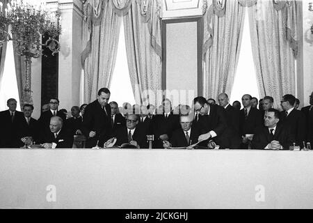 ARCHIVFOTO: Vor 45 Jahren, am 16. Juni 1977, wurde Leonid Breschnew Vorsitzender der KPdSU, Bundeskanzler Willy BRANDT (BRD, 2.left bis zum Sitz) und sowjetischer Premierminister Alexei (Alexei) KOSSYGIN (UdSSR, 2. Vorsitzender) unterzeichnung des Moskauer Vertrags über Gewaltverzicht und Zusammenarbeit zwischen der Sowjetunion und der Bundesrepublik Deutschland in der Katharinenhalle des Kremls; rechte Front: Außenminister der UdSSR Andrej (Andrei) GROMYKO, linke Front: Außenminister Walter SCHEEL, in der Mitte Leonid BRESCHNEW (UdSSR), Generalsekretär des Zentralkomitees der KPdSU (Partei Stockfoto