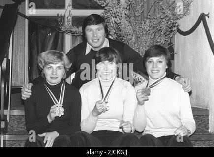 ARCHIVFOTO: Irene EPPLE-WAIGEL wird 65 am 18. Juni 2022, SKI Alpin: Ski-WM in Garmisch-Partenkirchen 1978: Trainer Klaus MAYR (hinten) mit Medaillengewinnerinnen von links: Pamela BEHR, Maria EPPLE, Irene EPPLE, QF Â Stockfoto