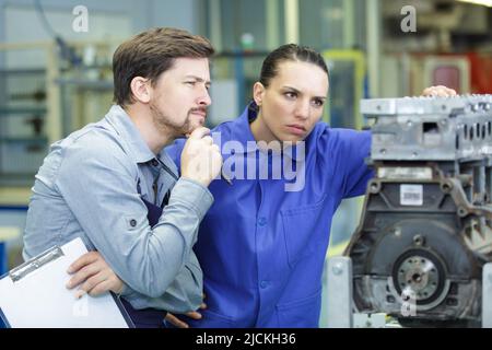 Zwei Ingenieure verwenden CAD-Programmiersoftware auf der Fabrikmaschine Stockfoto