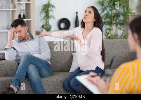 Ein Paar, das während der Psychotherapie eines Paares ein Argument hat Stockfoto