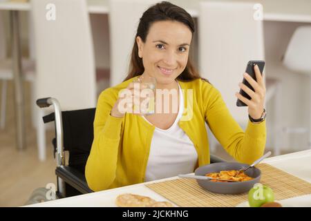 Deaktivieren Sie Frau essen Fleischbällchen horizontal Stockfoto