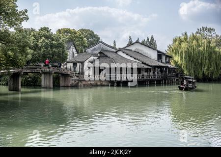 wuzhen traditionelle und charakteristische Architektur Stadt Schwarze Fliesen weiße Wand Holzfenster Stockfoto