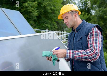 Professionelle männliche Arbeiter Reinigung Schmutz von Solarpanel Stockfoto