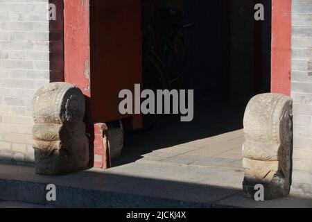 Steinschnitzereien am Tor des alten Viereck-Siheyuan in Peking Stockfoto