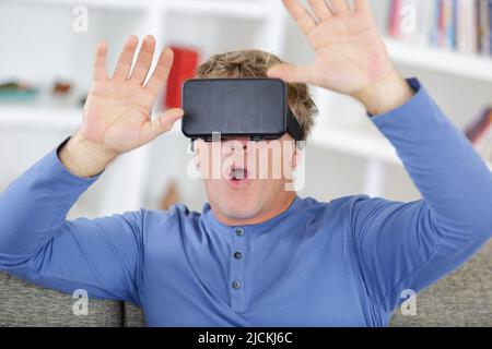 Porträt eines reifen bärtigen Mannes mit vr-Headset Stockfoto