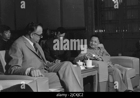 ARCHIVFOTO: Vor 5 Jahren, am 16. Juni 2017, Helmut KOHL, Helmut KOHL, Deutschland, Rheinland-pfälzischer Premierminister, starb bei einer Audienz von DENG XIAOPING (auch: Teng Hsiao-pÂ«ing), China, dem stellvertretenden chinesischen Premierminister, im Jahr 1974, qf.; schwarz-weiß-Schuss. Â Stockfoto