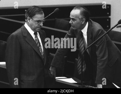 ARCHIVFOTO: Vor 5 Jahren, am 16. Juni 2017, starben Helmut KOHL, Helmut KOHL (links) im Gespräch mit Hans FRIEDRICHS im Deutschen Bundestag, 15. Juni 1977. Â Stockfoto