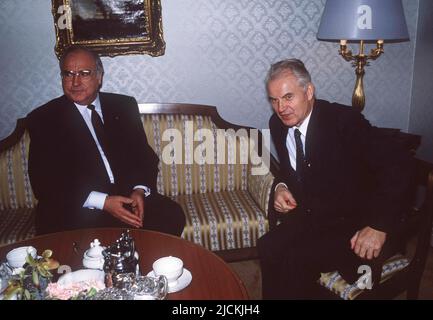 ARCHIVFOTO: Vor 5 Jahren, am 16. Juni 2017, starb Helmut KOHL, Bundeskanzler Helmut KOHL (links), CDU, im Gespräch mit Hans MODROW, dem damaligen Ministerpräsidenten der DDR, auf einem Sofa und Sessel sitzend, halb, halb, halb, 19,12 .1989. Stockfoto